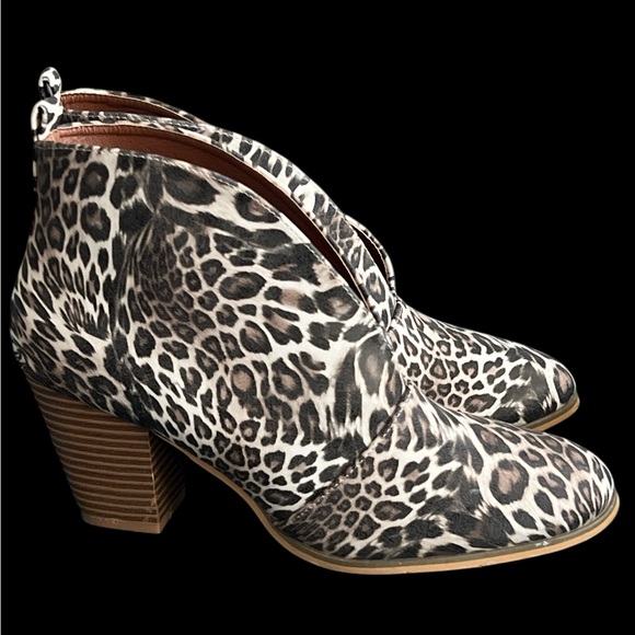 Women’s Leopard Vegan Leather Ankle Bootie by Weeboo Size 10 - Picture 3 of 6